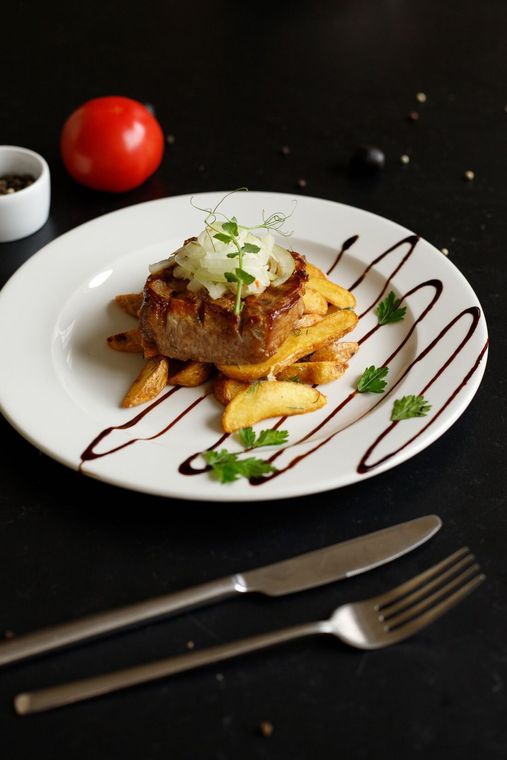 Стейк из свинины с маринованным луком и запечённым картофелем